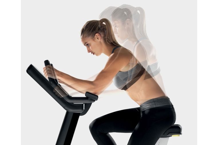Вертикальный велотренажер Technogym Artis Bike фото 3